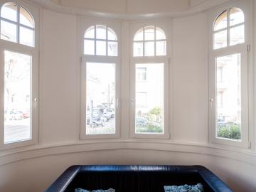 Rundbogenfenster aus Eukalyptusholz 